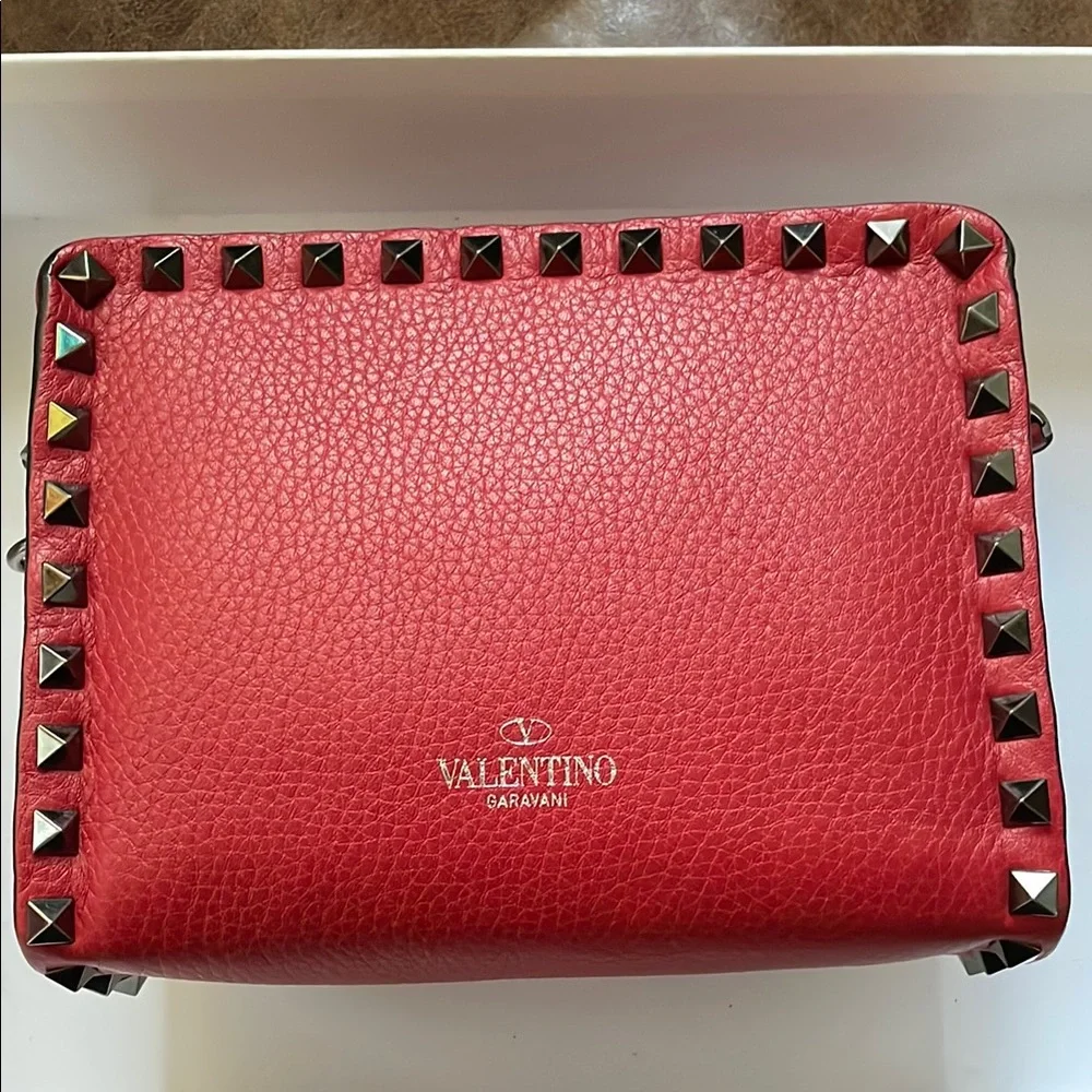 NEW VALENTINO Rockstud Red Pebbled Leather Crossbody Camera Bag Studded RARE! - Picture 4 of 8